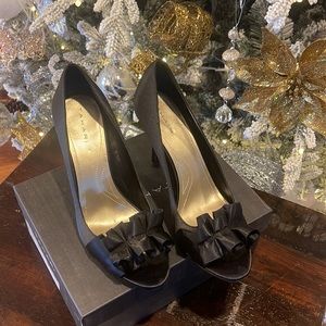 Tahari, Ta- Sloan heels, black satin